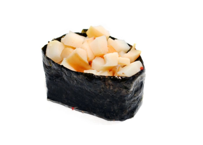 Гункан с копченым кальмаром